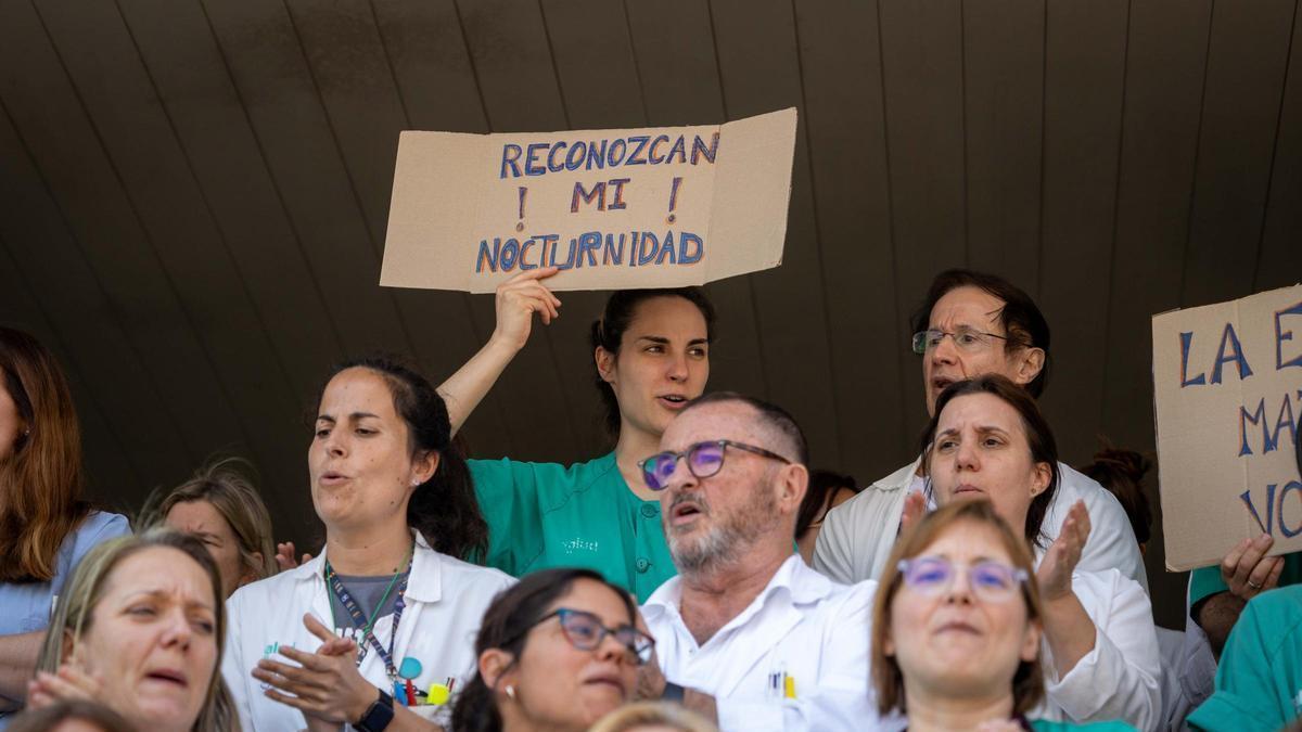 Protesta de médicos en el hospital de Clínico de Zaragoza.