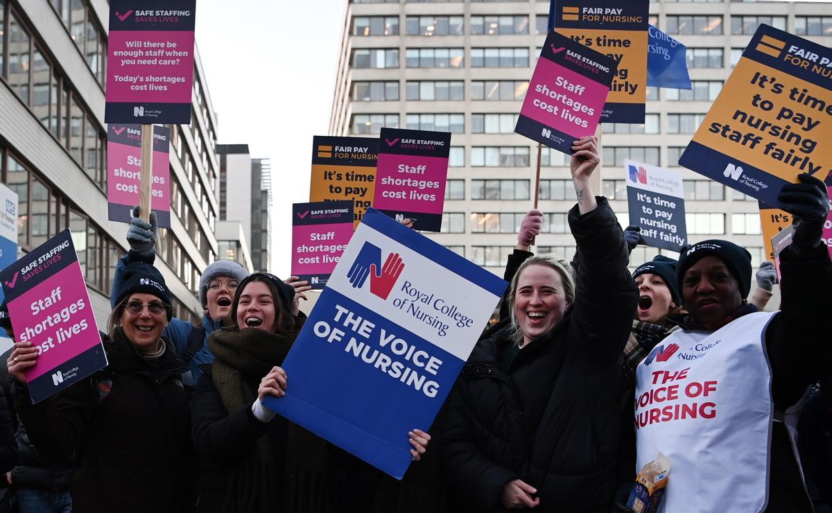 Enfermeras del sistema público de salud británico (NHS, por sus siglas en inglés), protestan frente al Hospital St. Thomas, en Londres.