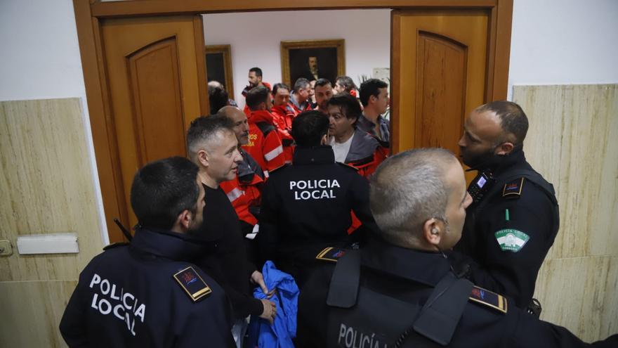 Las protestas laborales caldean un pleno en Córdoba con subida salarial para los concejales