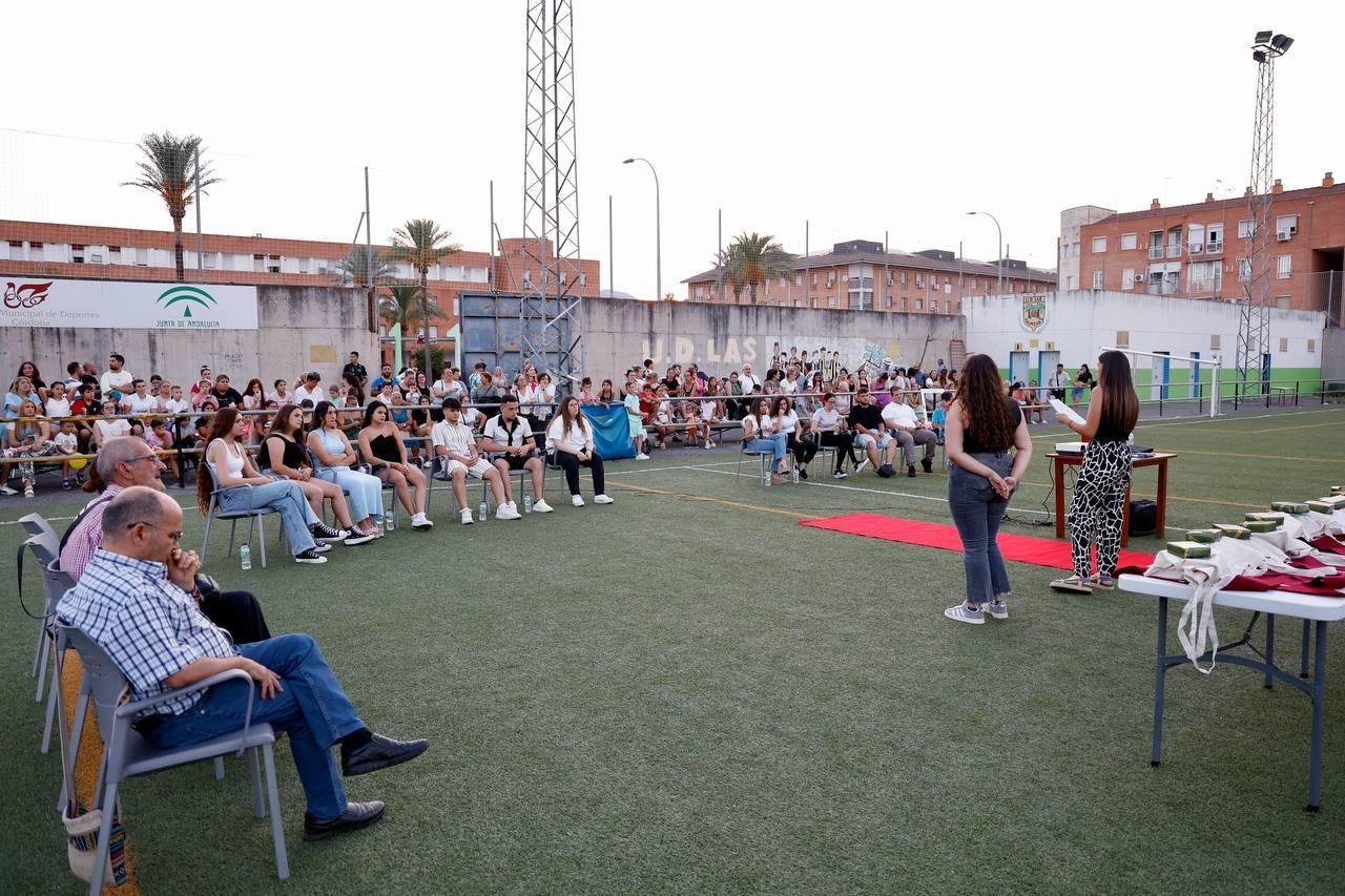 Las Palmeras homenajea a catorce estudiantes