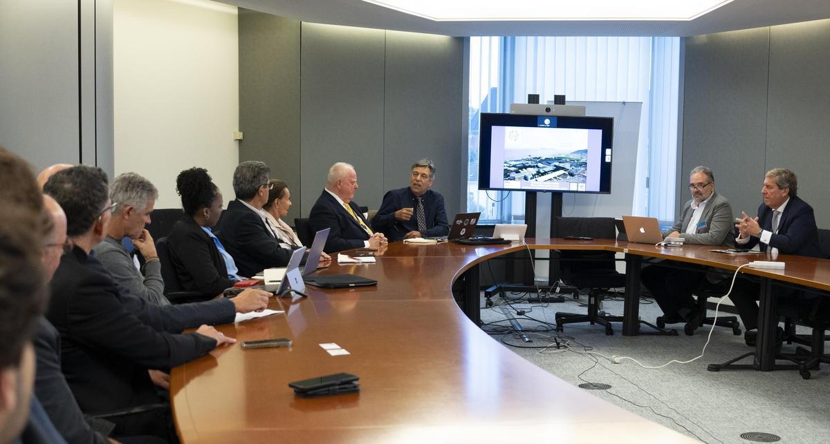 Antonio Fernández  (segundo por la derecha) durante su exposición ante los parlamentarios europeos.