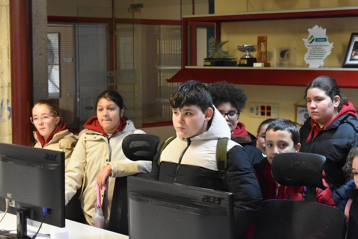 Fotogalería | El colegio María Auxiliadora de Cáceres visita El Periódico Extremadura