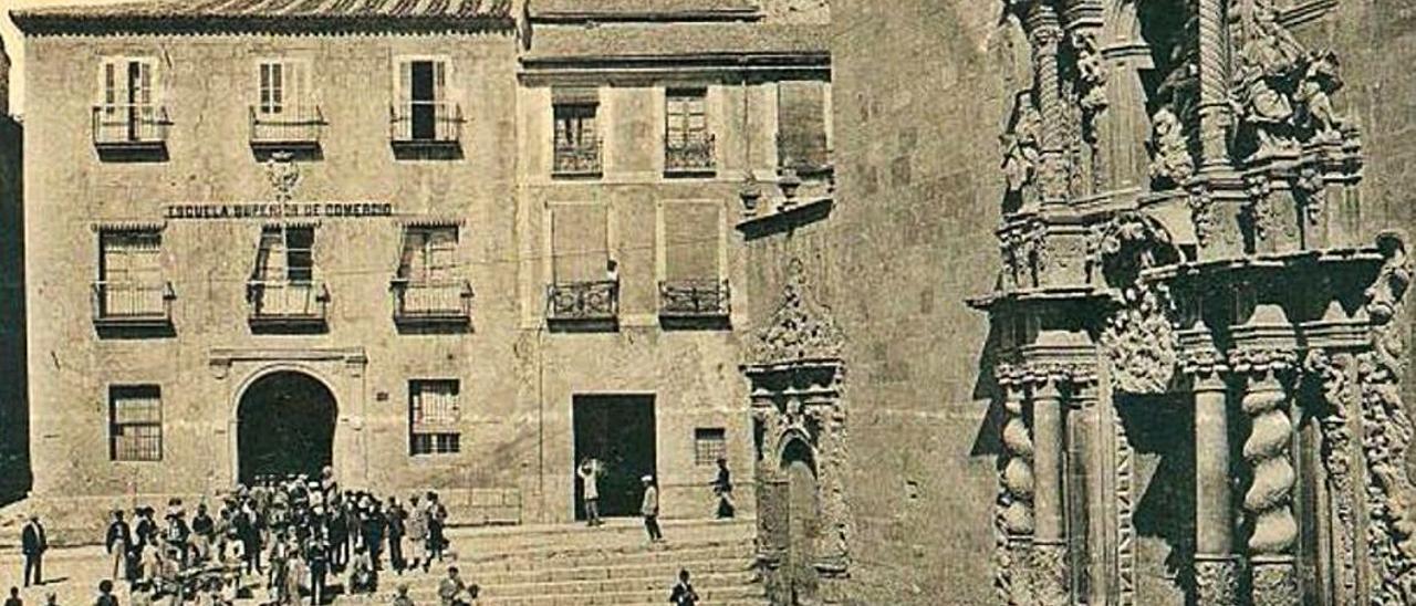 Casa asegurada e iglesia Santa María