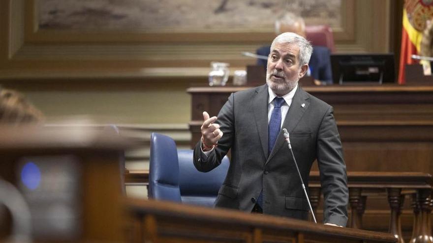 El presidente de Canarias, Fernando Clavijo, muestra su "perplejidad" ante un informe de Interior que ya advertía de la crisis migratoria en Ceuta