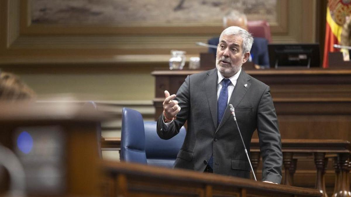 Fernando Clavijo este miércoles en el pleno del Parlamento de Canarias.