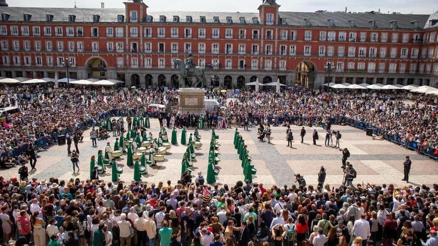 La cofradía de las Negaciones ha participado en la tamborrada madrileña.