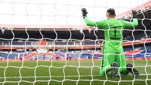 Keylor Navas reza antes del comienzo del PSG-Niza del sábado.