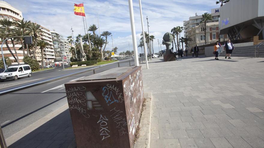 ¿Sabes qué es este armatoste que lleva años olvidado en el puerto de Alicante?