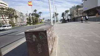 El armatoste que lleva años olvidado en el puerto de Alicante