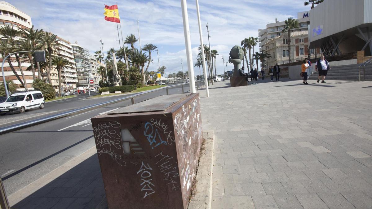 Muchos alicantinos no saben que es el armatoste que lleva años olvidado en el puerto de Alicante