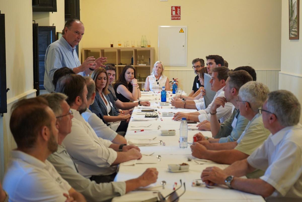 El presidente de Cámara Valencia se dirige a los participantes del encuentro.