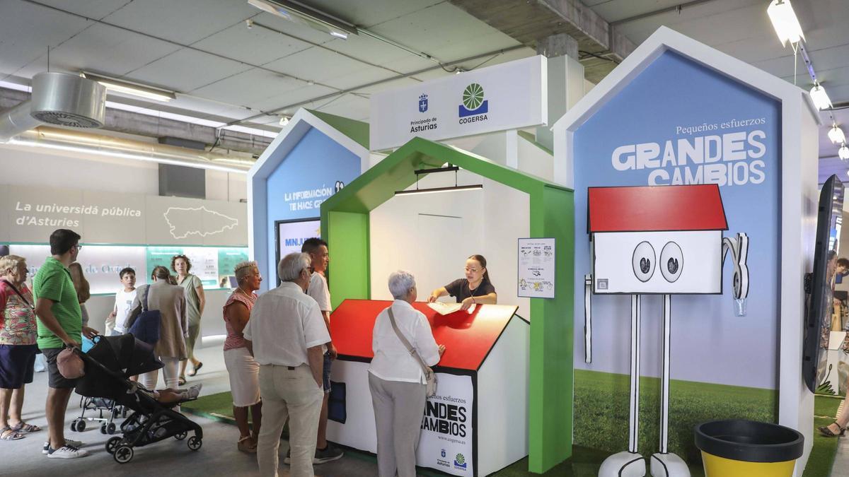 Los asistentes pueden resolver sus dudas en el estand de Cogersa