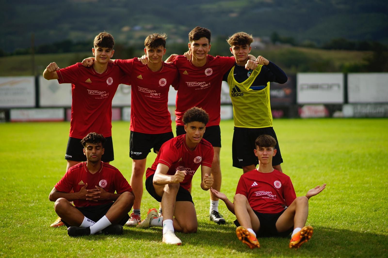 La cantera del fútbol profesional entrena en Villaviciosa: así es el campus de Marcelino García Toral