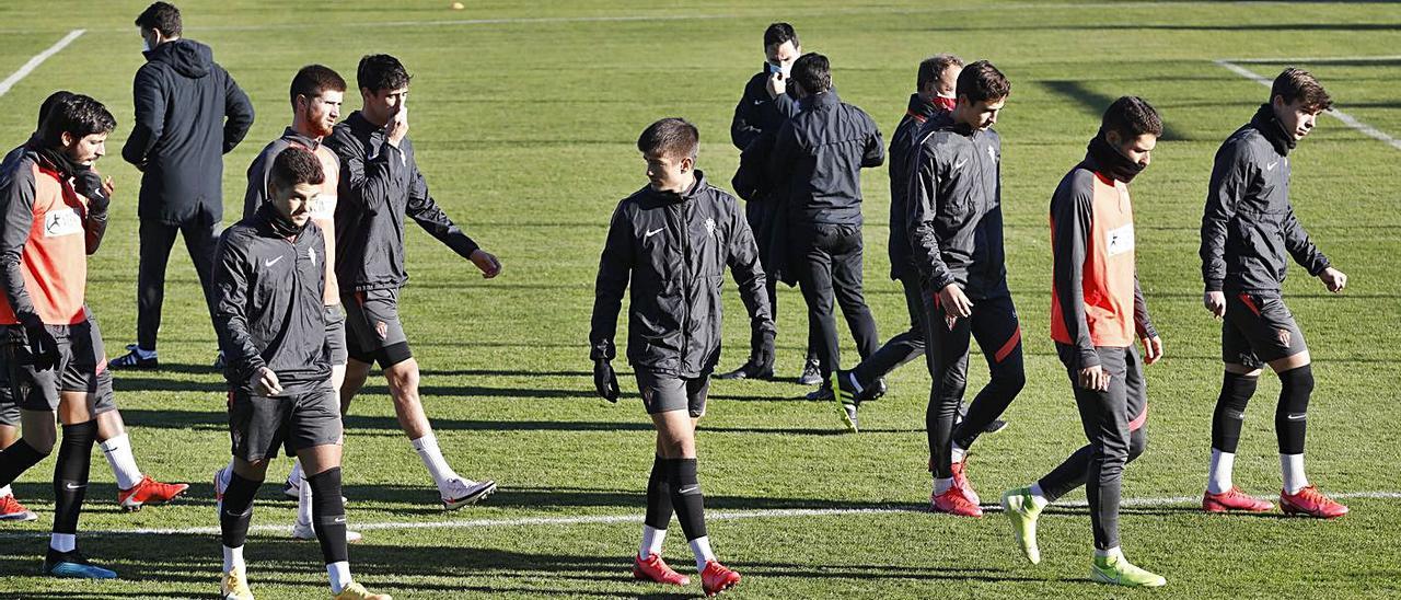 Sobre estas líneas, los jugadores del Sporting, en el entrenamiento de la  mañana. A la izquierda, Pedro Díaz y Manu García, durante la sesión  individual de la tarde. | Marcos León / RSG