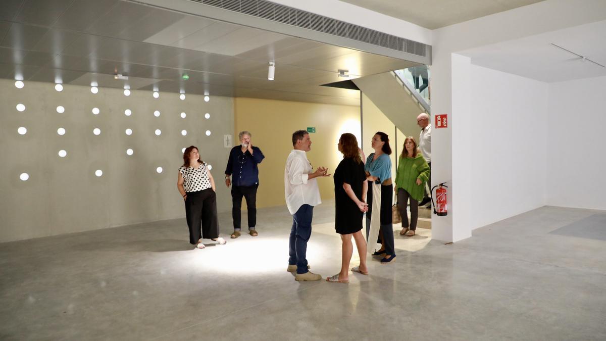 Francina Armengol en el recorrido por las instalaciones del centro Toni Catany.