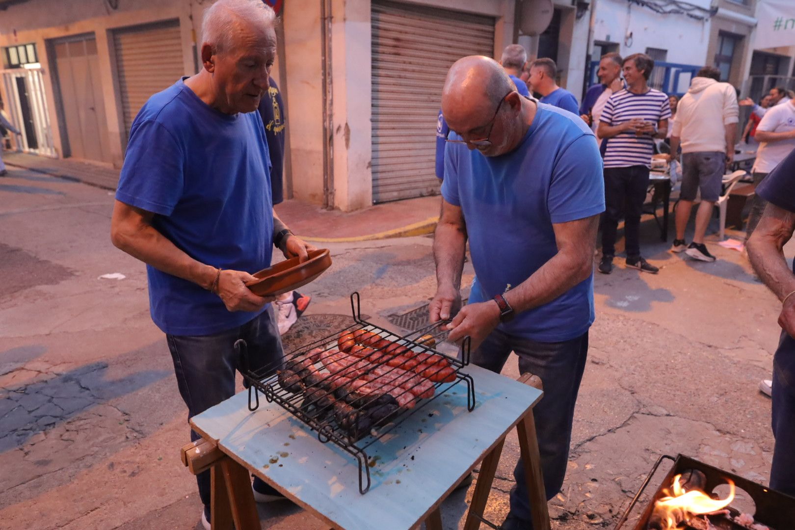 FOTOGALERÍA I Las imágenes de la Nit de la Xulla y del encuentro de elaboración de allioli de las fiestas de Vila-real