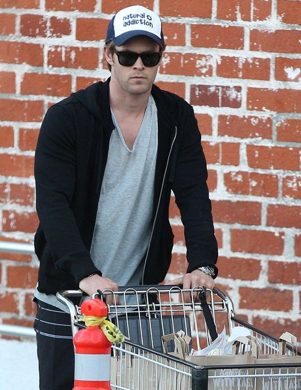 Chris Hemsworth yendo a hacer la compra