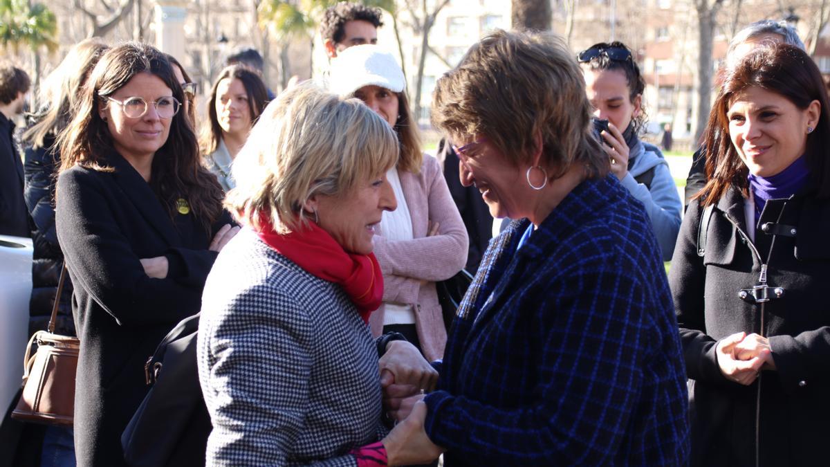 L'expresidenta del Parlament Carme Forcadell se saluda amb l'exmembre de la Mesa Anna Simó a les portes del TSJC