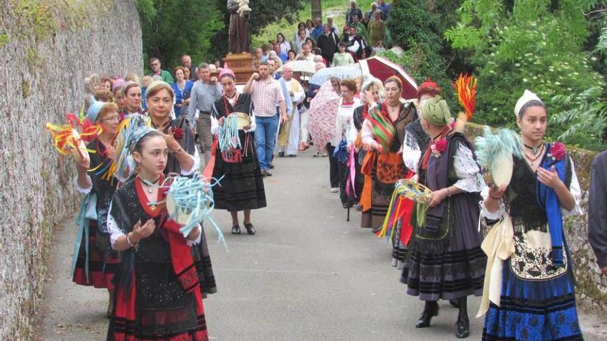 La procesión en Cue, con la imagen de San Antoniu al fondo.