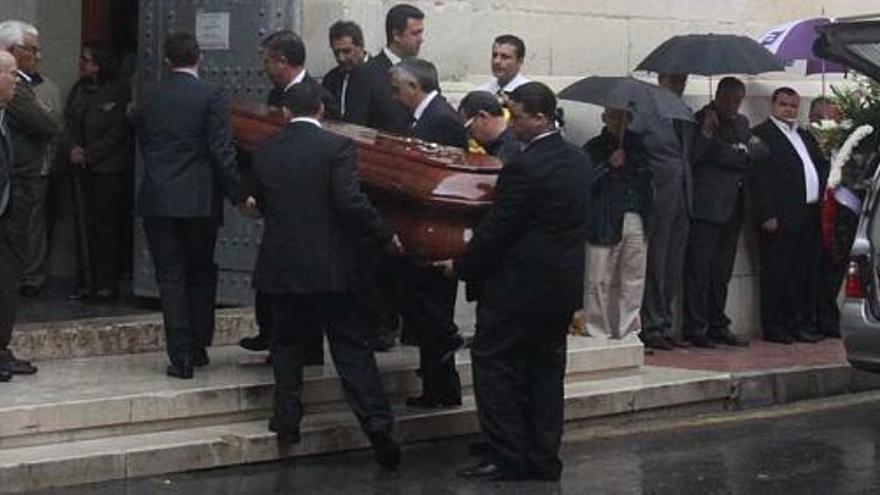 Momento en el que los hijos, nietos y otros familiares de Juan entraban el féretro en la iglesia.