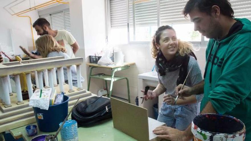 Nuevos alumnos del IES Las Lomas aprenden a hacer decorados sobre La Ilíada.