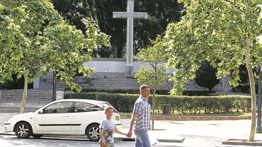 El bipartito no cede a la presión y reubicará la cruz del Ribalta