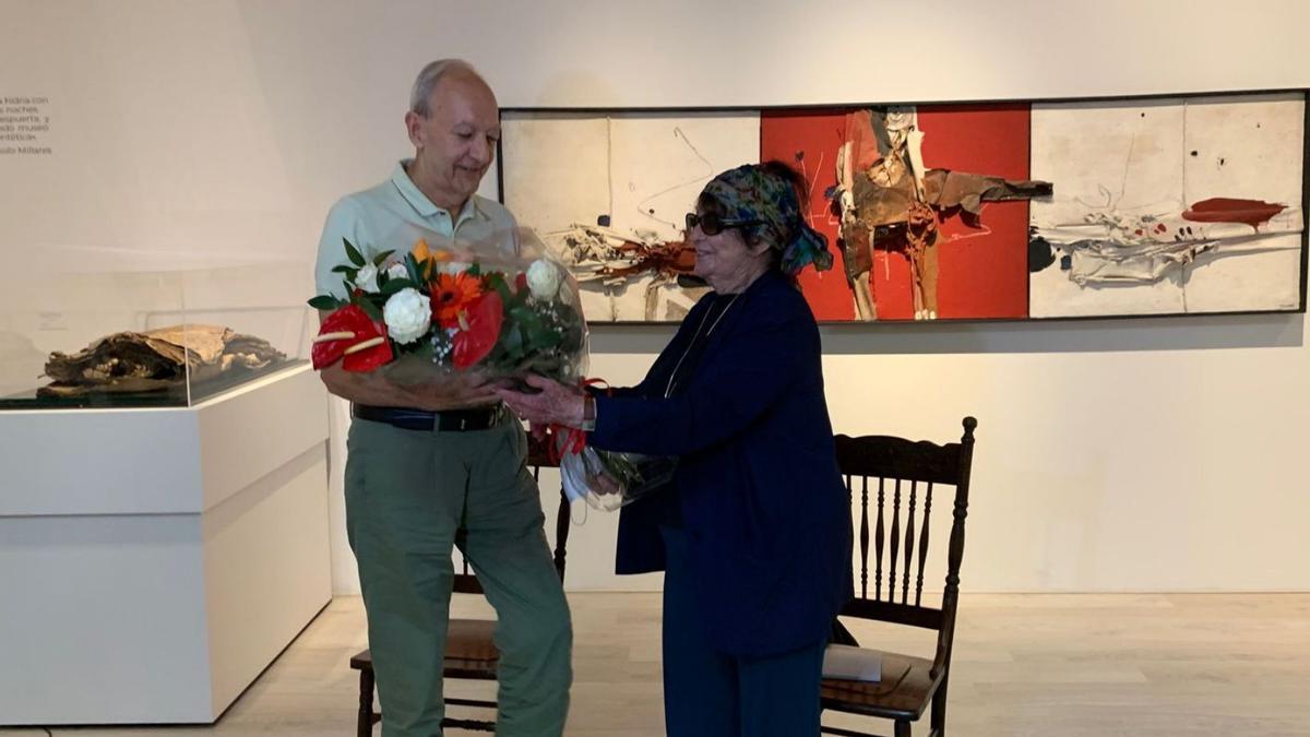 Diego López, director del Museo Canario, entrega un ramo a la viuda de Millares, Elvireta Escobio, durante el homenaje. | | LP/DLP