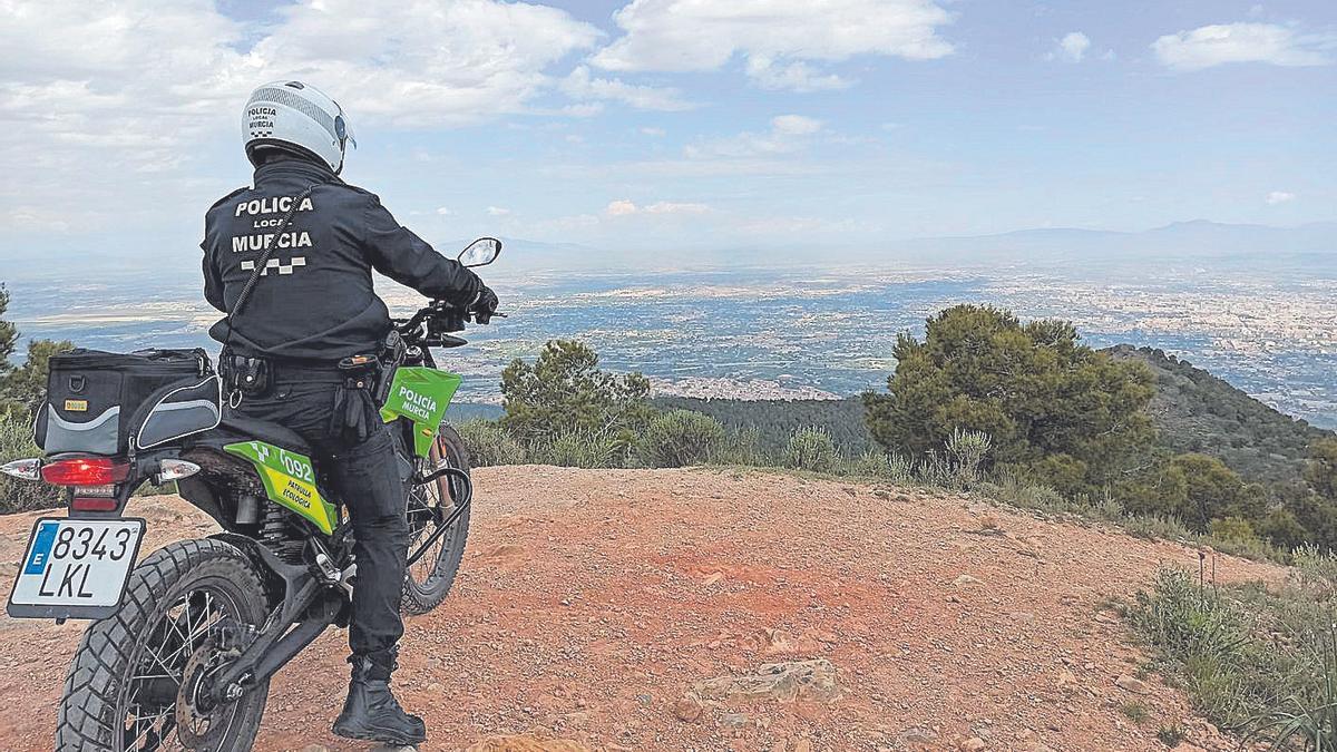 Motocicleta eléctrica adaptada para circular por zonas de montaña