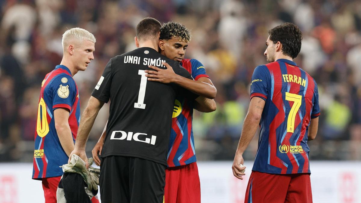 Lamine Yamal abraça a Unai Simón al final del partit