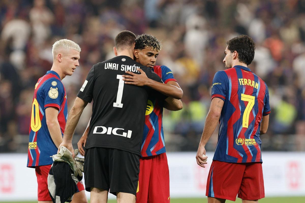 Lamine Yamal abraza a Unai Simón al final del partido