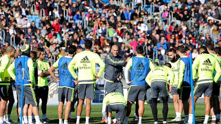 Zidane, durante la charla de medio minuto que tuvo con sus jugadores al inicio de su primer entrenamiento, que realizó a puerta abierta en Valdebebas.