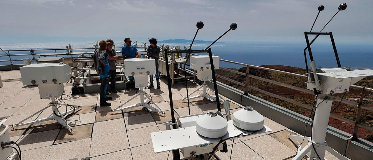 Investigadores trabajando en la terraza del Centro de Investigaciones Atmosféricas de Izaña.