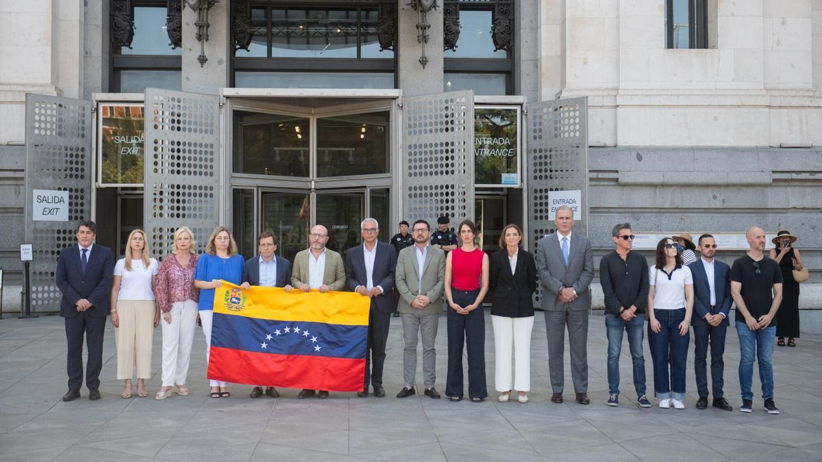 El alcalde de Madrid, José Luis Martínez-Almeida, la portavoz de Más Madrid, Rita Maestre, el portavoz del grupo de Vox, Javier Ortgea Smith, y la portavoz socialista, Reyes Maroto, durante un minuto de silencio por las víctimas de los terremotos en Venezuela en Cibeles.