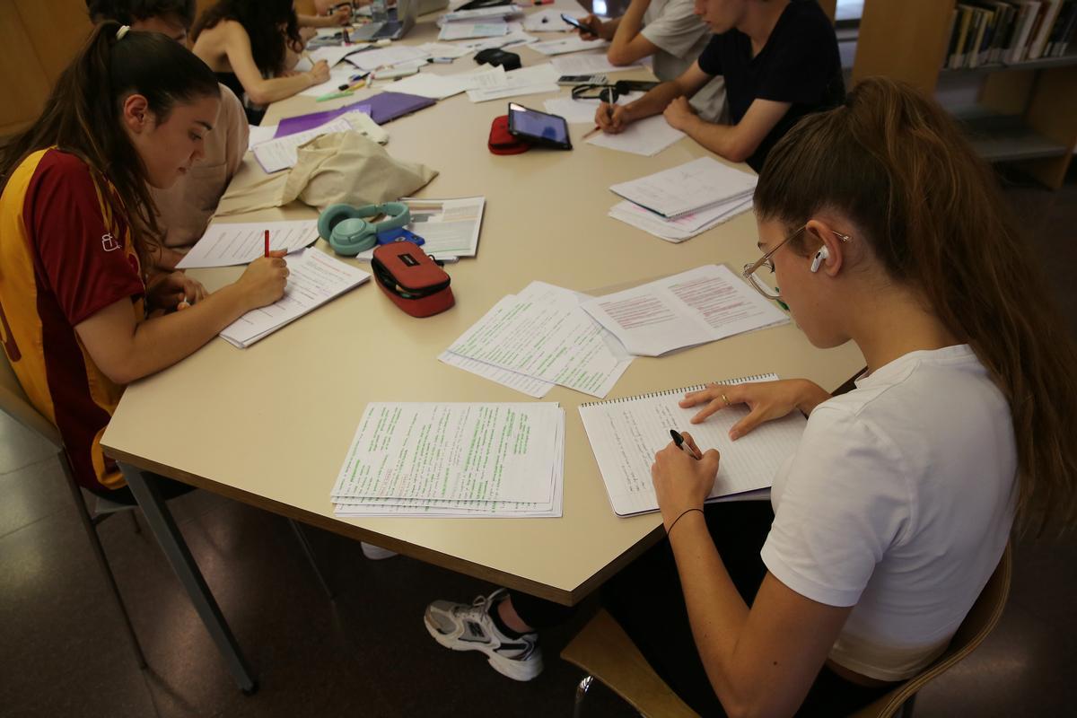 Estudiantes de bachillerato preparándose para la selectividad en la biblioteca Jaume Fuster, el año pasado.