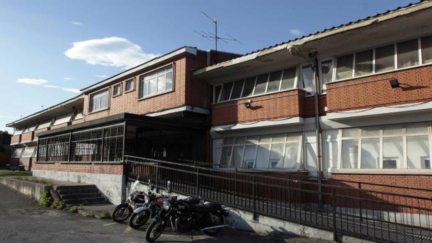 Fachada del Colegio Manuel Medina, ubicado en el barrio de Roces.