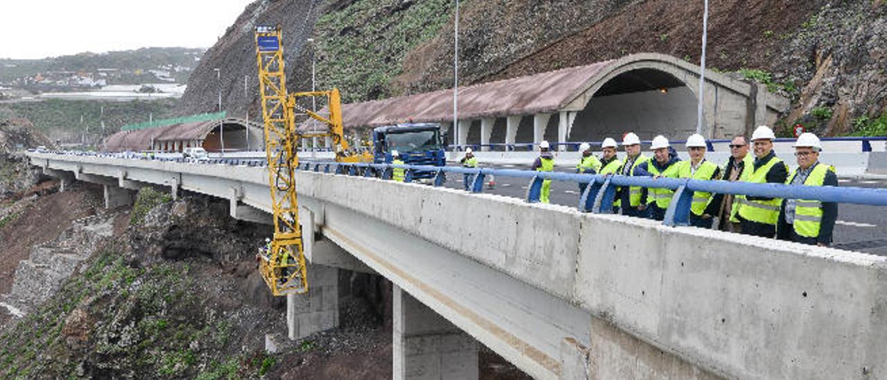 Autoridades y técnicos en uno de los viaductos de la carretera Pagador-Guía, en Gran Canaria.