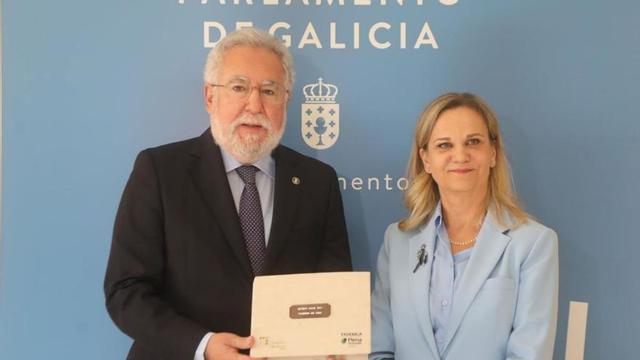 Dolores Fernández Galiño y el presidente del Parlamento gallego, Miguel Santalices. |   // XOÁN ÁLVAREZ