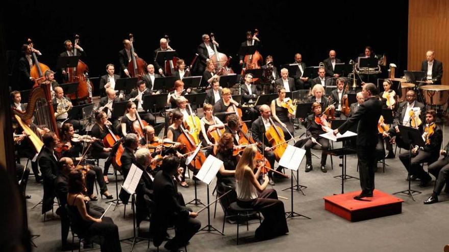La Orquesta Sinfónica, dirigida por Milanov, durante un concierto.