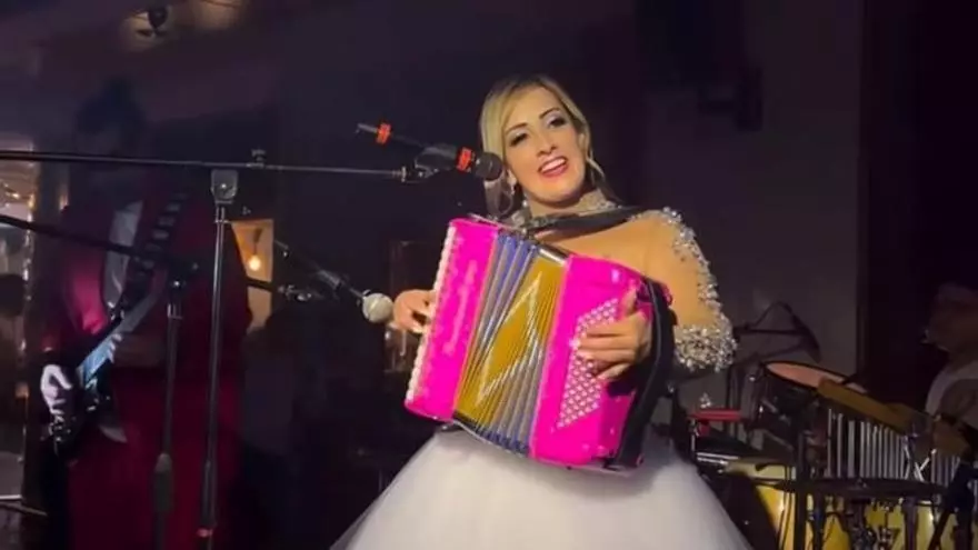 El acordeón rosa no faltó en el fiestón que la cantante canguesa Beatriz montó por su boda: así fue su actuación más especial
