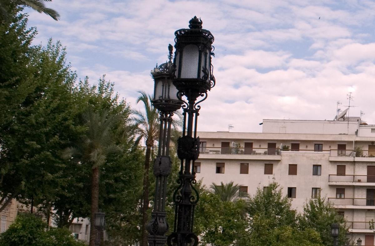Farolas de la Plaza Nueva de Sevilla, que Seco Velasco tomó de inspiración para el trono de Lunes Santo.