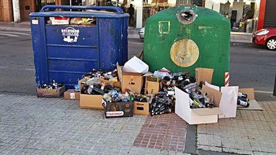 Aspecto de una zona de contenedores con acumulación de botellas de vidrio.