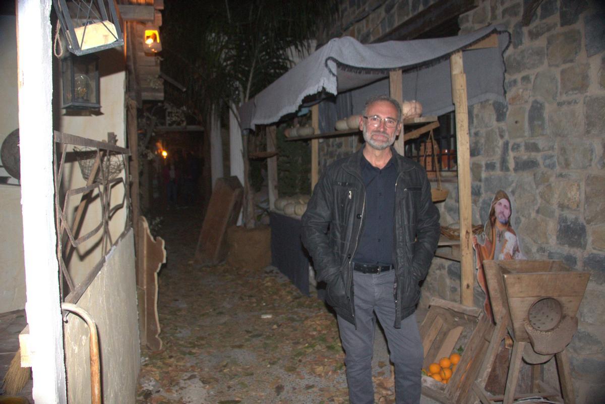El artífice del belén, Juanvi López Ors, durante la inauguración de su creación, este viernes.