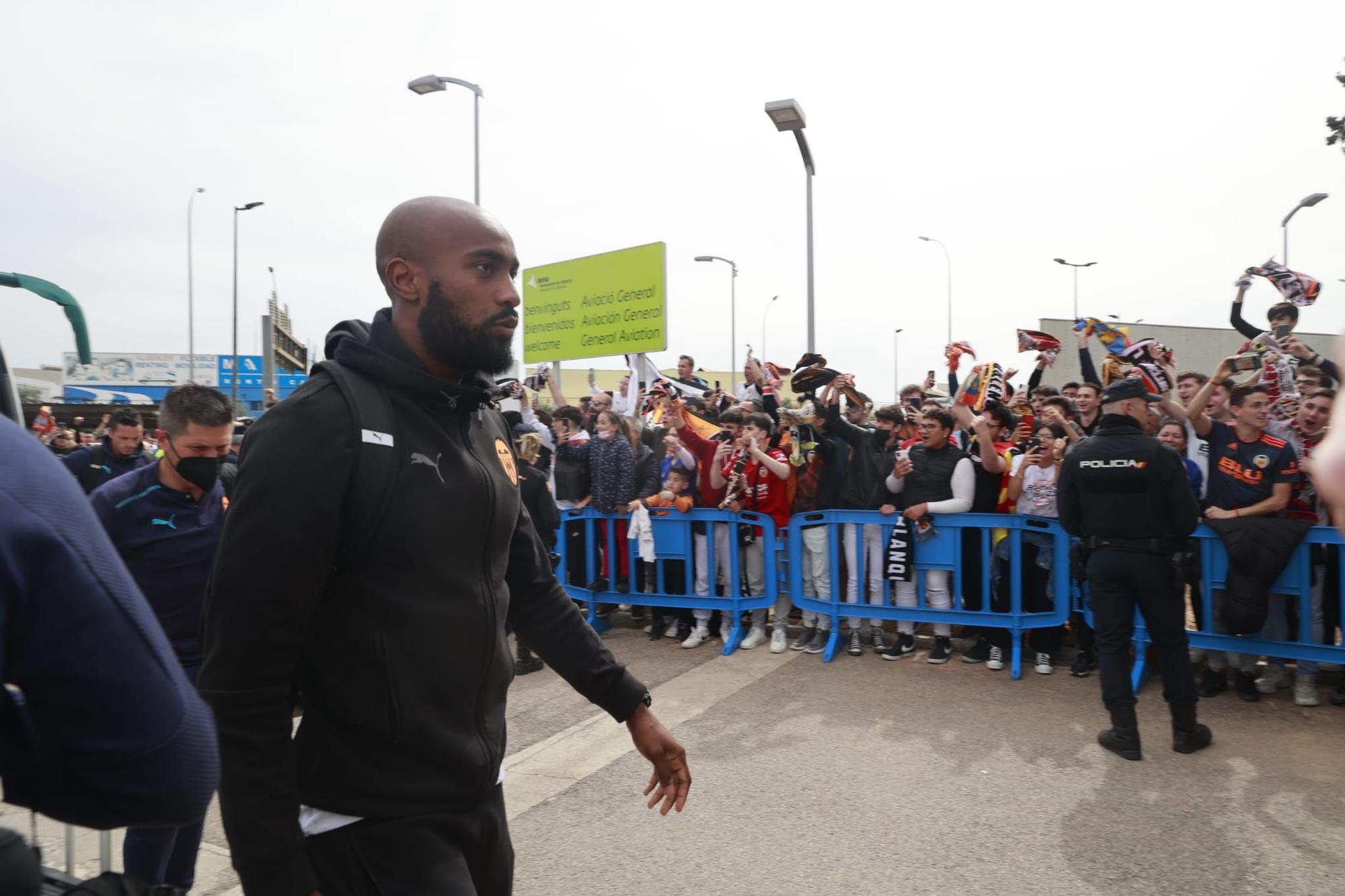 Bufandas y banderas en el aeropuerto para desear suerte al Valencia CF