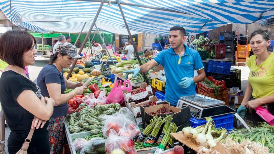 Imagen del mercadillo de los martes en Orihuela/ Foto Tony Sevilla.