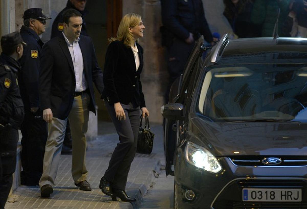 La infanta Cristina, al sortir dels jutjats de Palma després de la seva declaració. La infanta Cristina, al sortir dels jutjats de Palma després de la seva declaració.