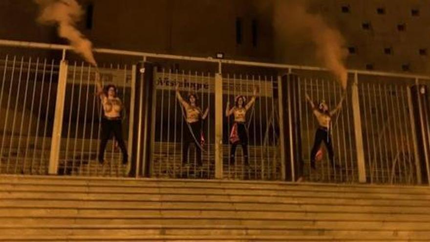 Cuatro activistas de Femen se encadenan en Vistalegre antes del mitin de Vox