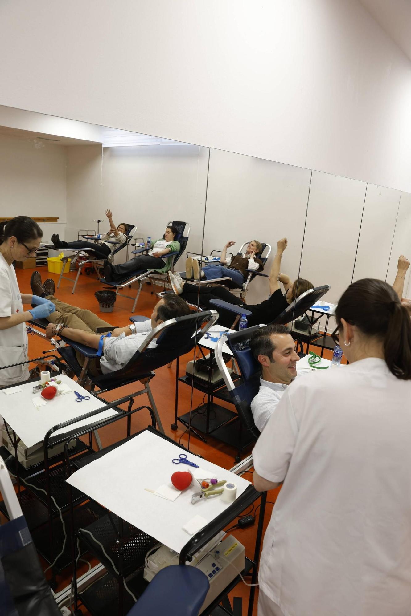 La campaña de donación de sangre en el colegio La Corolla de Gijón, en imágenes