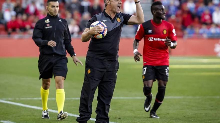 Javier Olaizola gesticula durante el partido de ayer contra el Lugo.