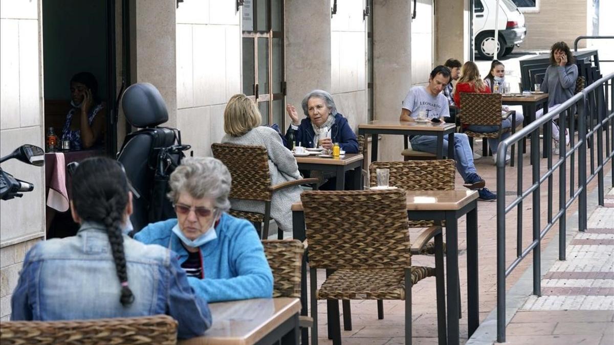 Clientes en un bar, en Guadalajara, el pasado 11 de mayo, cuando el territorio pasó a la fase 1 de la desescalada.