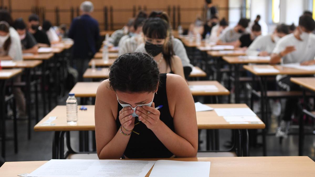 Alumnos durante un examen de la ABAU en 2021 en A Coruña.